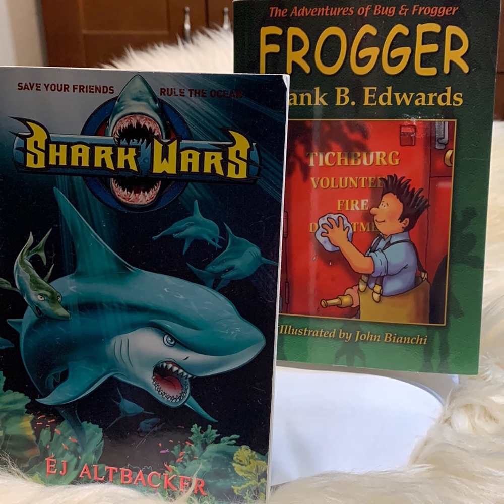 ☄️2/$15☄️2 chapter books Frogger and Shark Wars